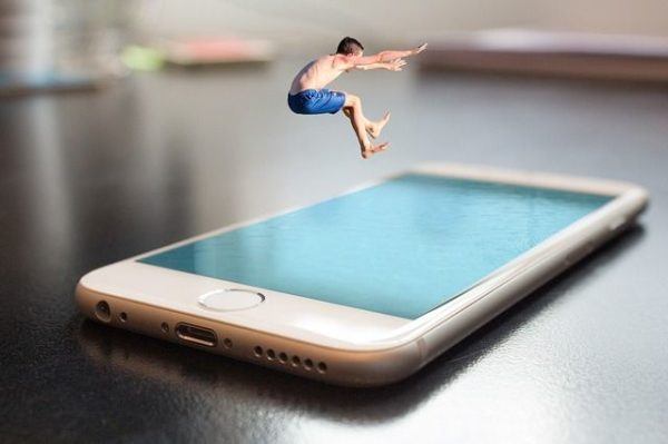 las-fundas-mas-originales-para-el-iphone-x-chico-saltando